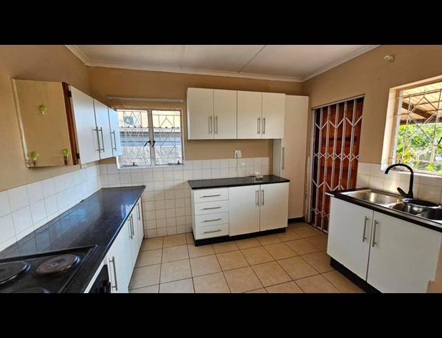 3 BEDROOM HOUSE FOR SALE IN BISLEY